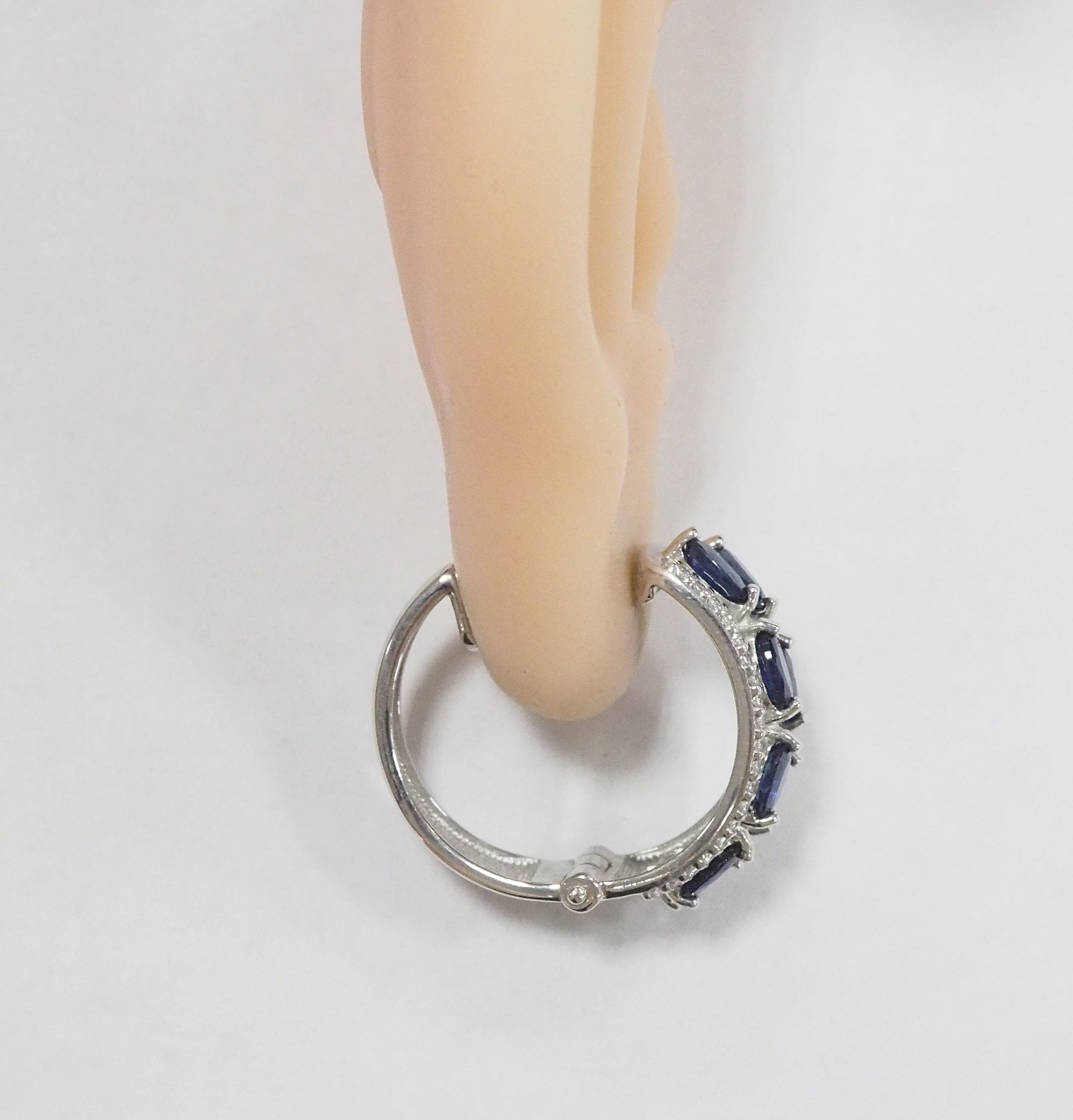 Серебряные серьги 925 пробы; вставки 16 Сапфир 4,858 U/2; 76 Фианит бесцв.;